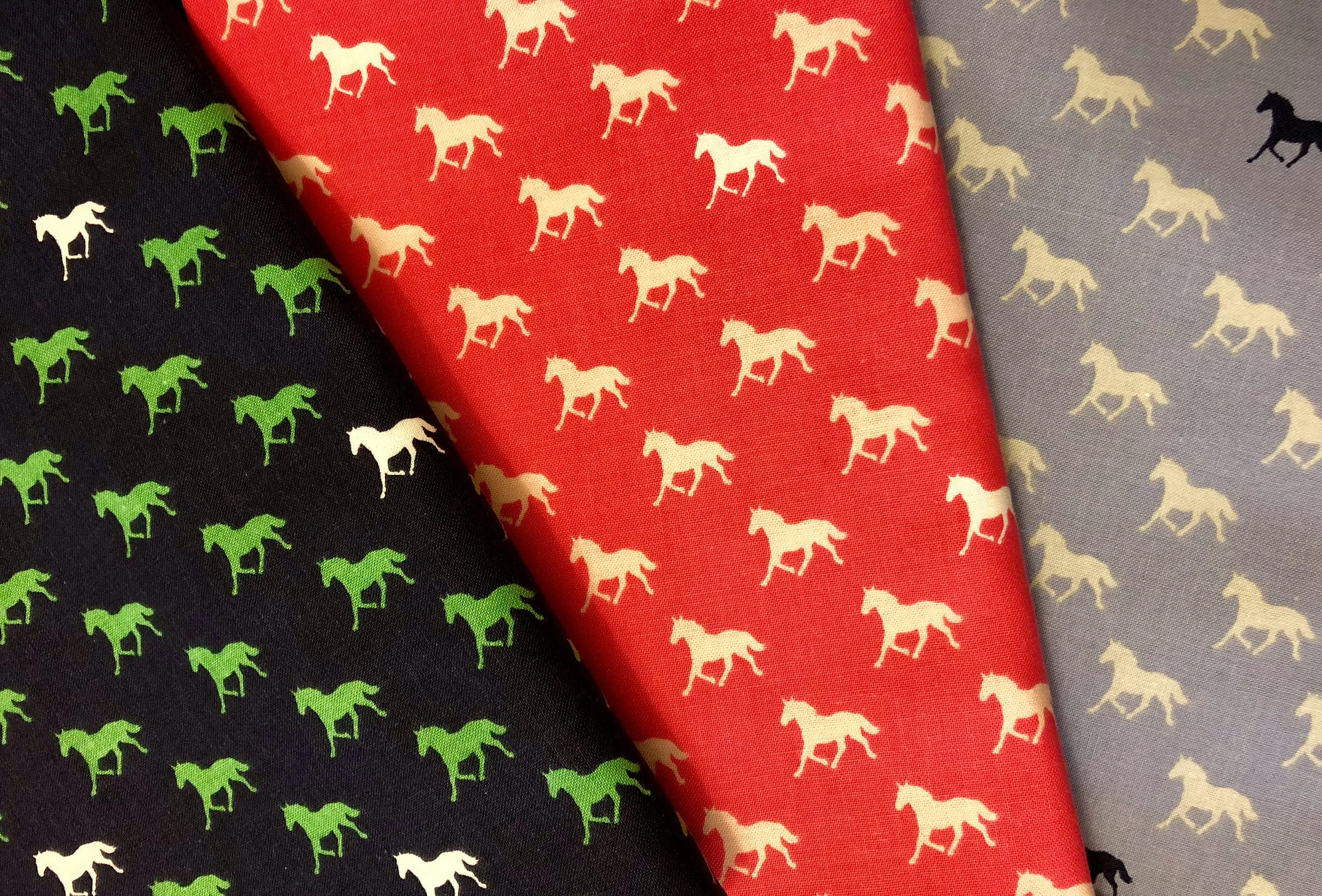 Derby Horses Bow Tie & Pocket Square Set