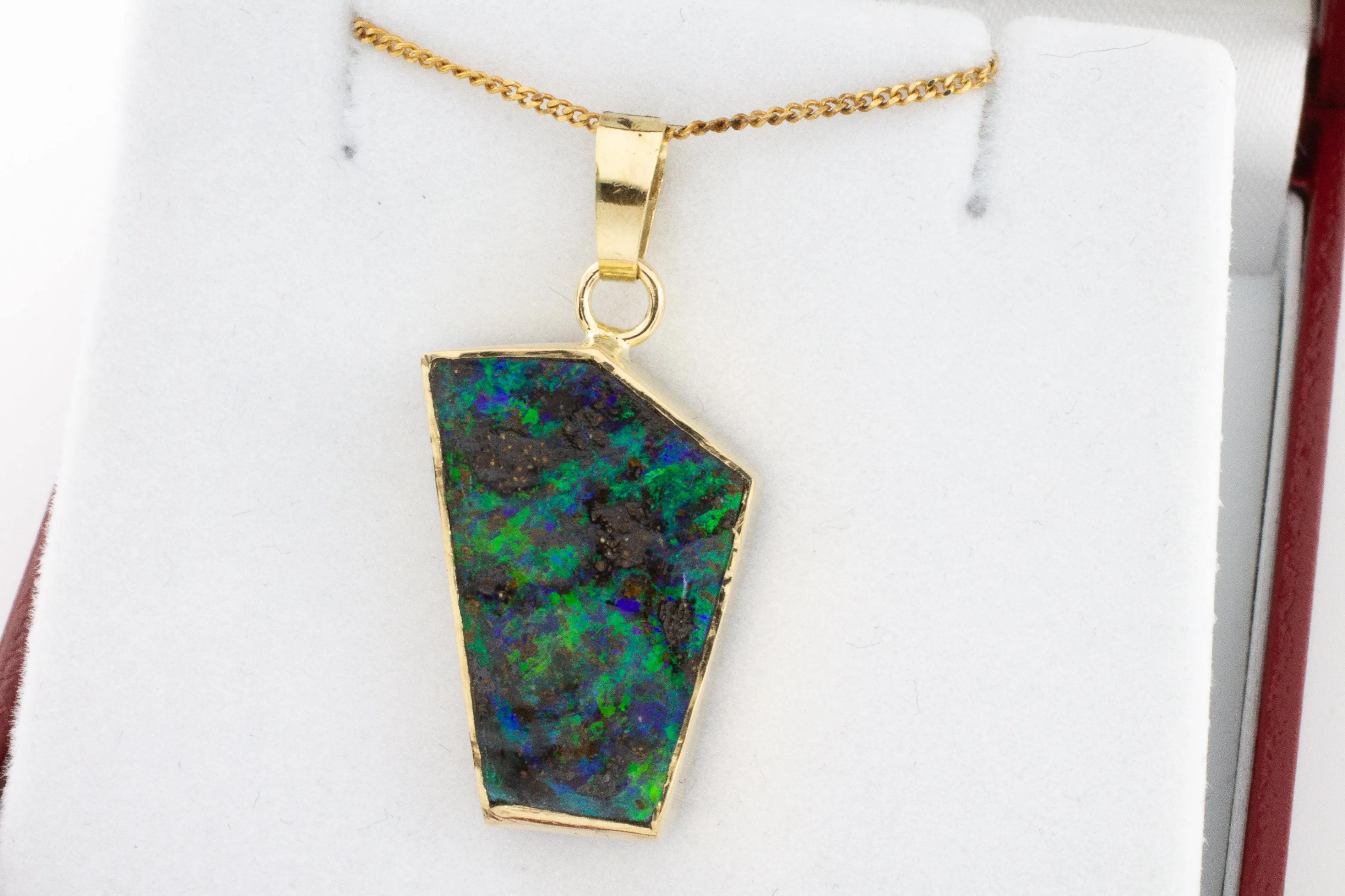 Opal pendant in 14 carat gold and silver.